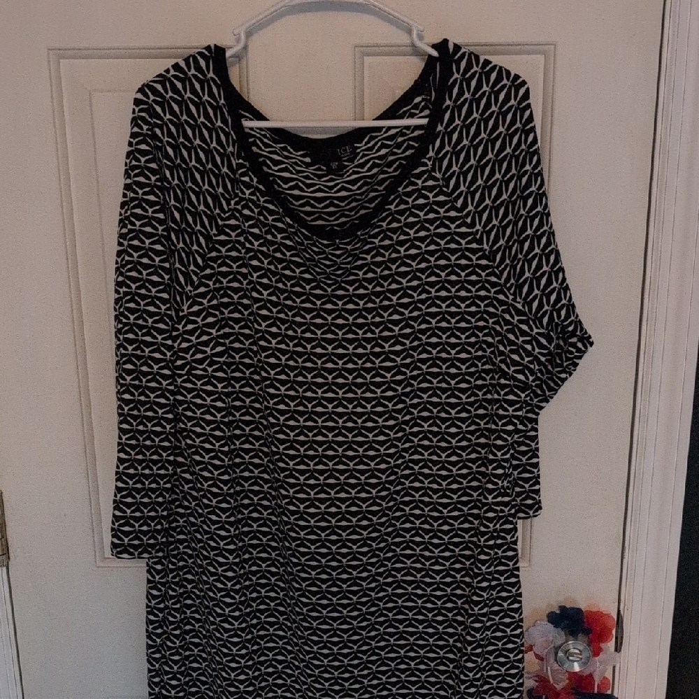 Black and White Geometric Women's Top